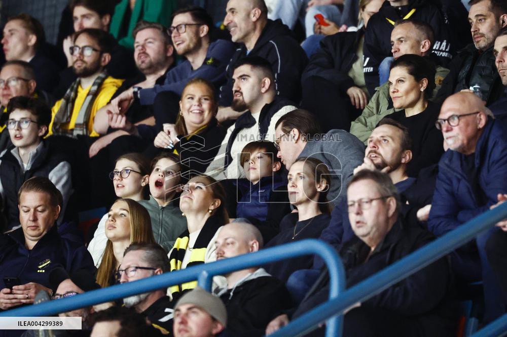 CROWN PRINCESS FAMILY AT HOCKEY