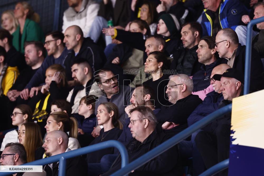 CROWN PRINCESS FAMILY AT HOCKEY