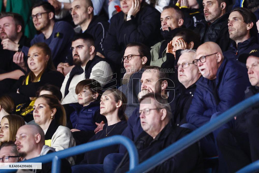 CROWN PRINCESS FAMILY AT HOCKEY