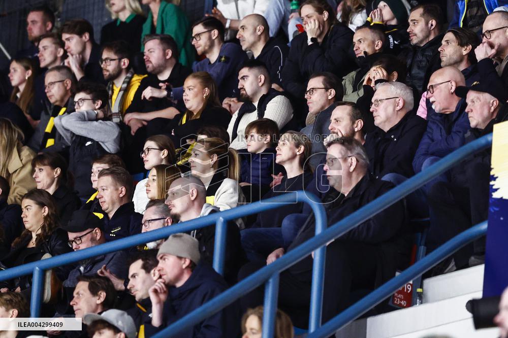 CROWN PRINCESS FAMILY AT HOCKEY