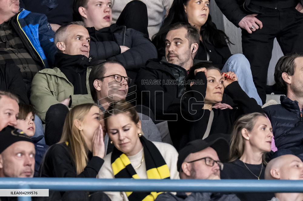 CROWN PRINCESS COUPLE AT HOCKEY