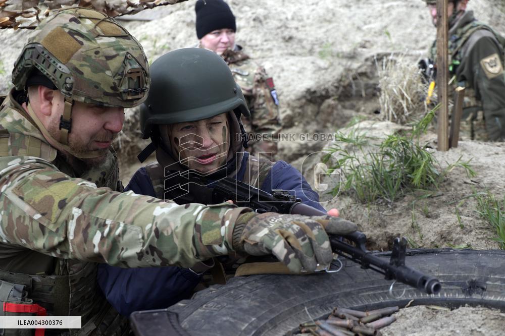 Training to prepare for national resistance in Kharkiv region