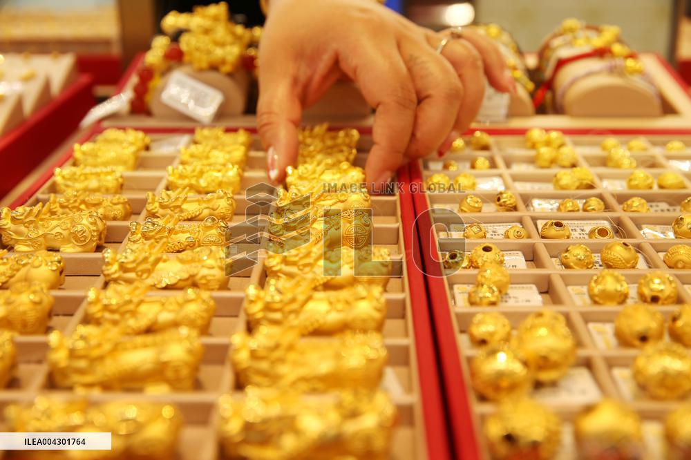 International Gold Futures Prices Rise