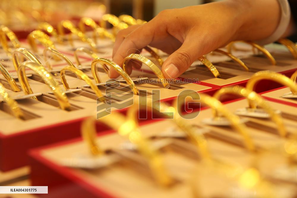 International Gold Futures Prices Rise