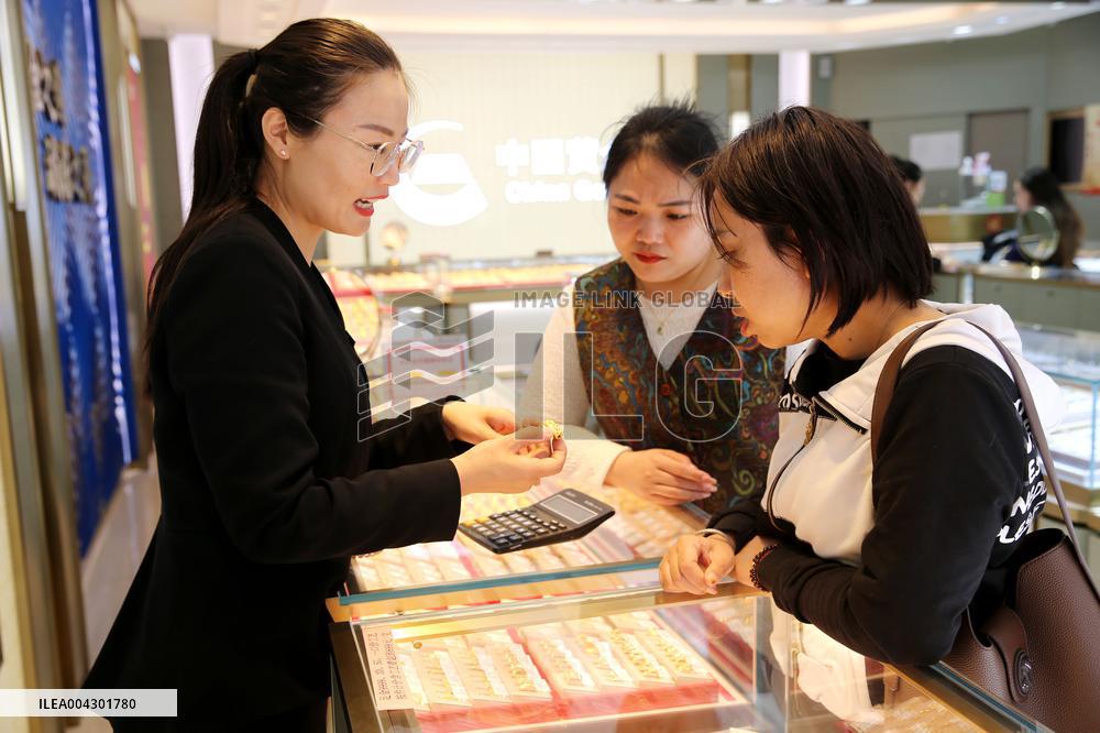 International Gold Futures Prices Rise