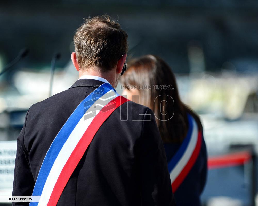 Anne Hildalgo Inaugurates The Jim Morrison Footbridge - Paris