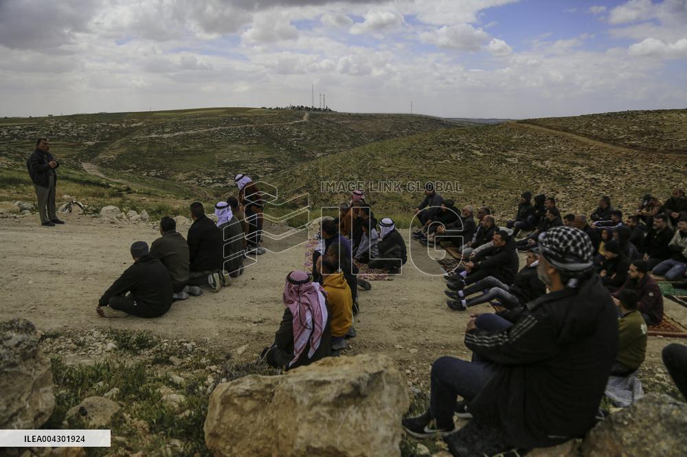 Friday prayers near lands seized by Israeli authorities - West Bank