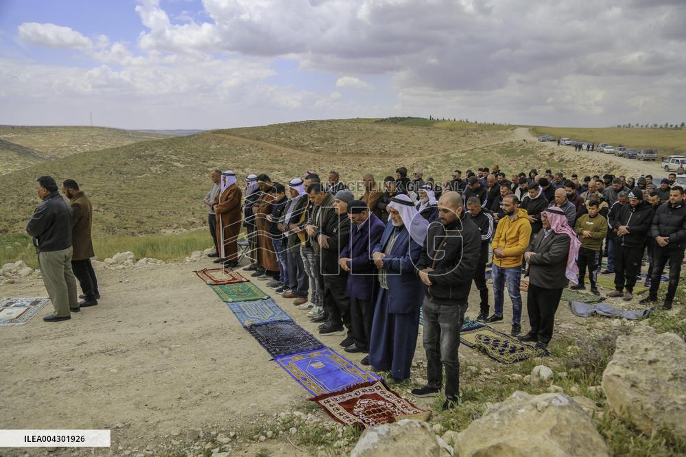 Friday prayers near lands seized by Israeli authorities - West Bank