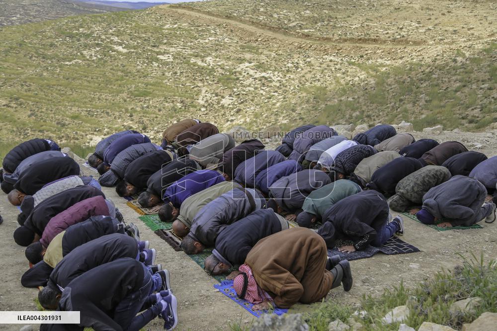 Friday prayers near lands seized by Israeli authorities - West Bank