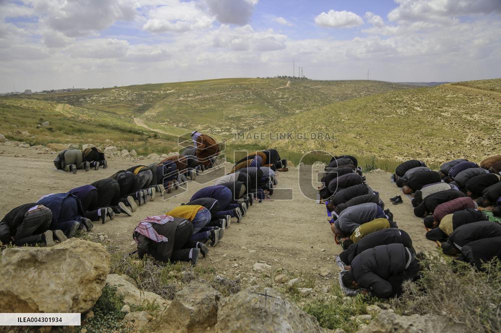 Friday prayers near lands seized by Israeli authorities - West Bank