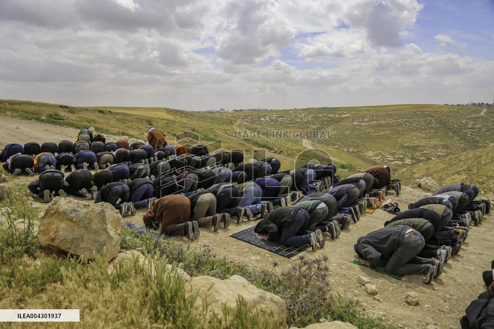 Friday prayers near lands seized by Israeli authorities - West Bank