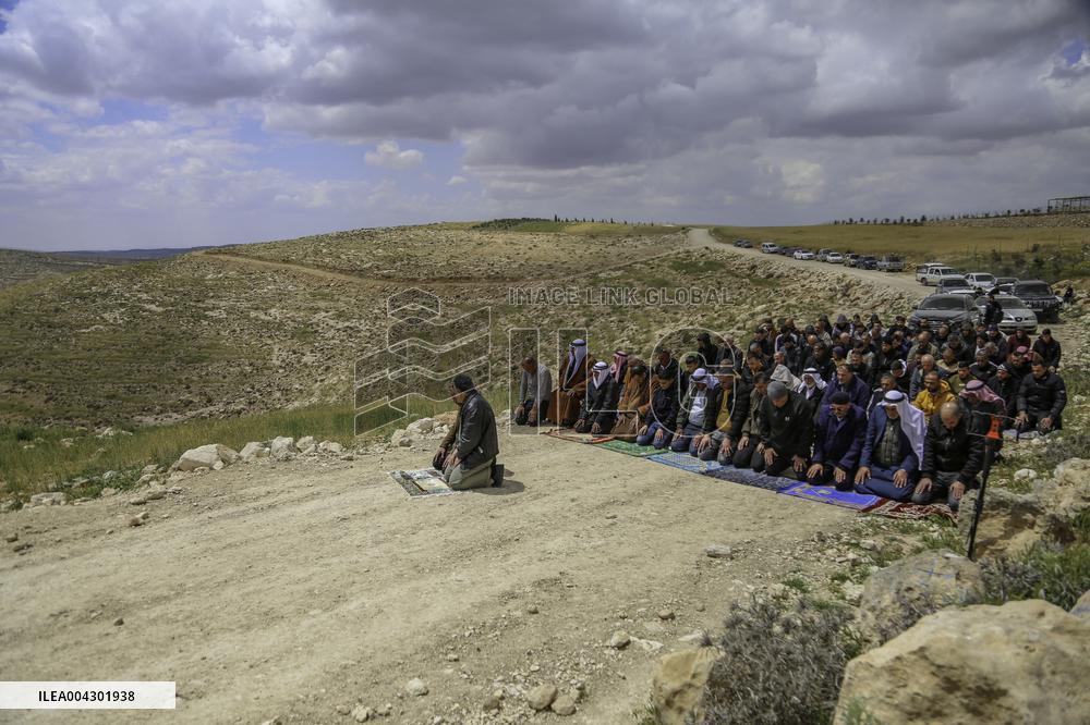 Friday prayers near lands seized by Israeli authorities - West Bank
