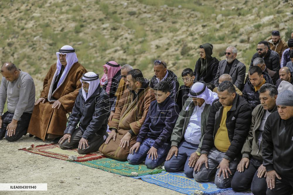 Friday prayers near lands seized by Israeli authorities - West Bank