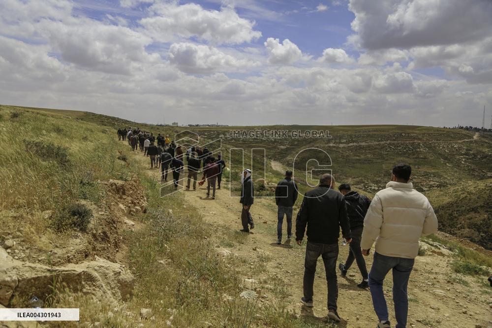 Friday prayers near lands seized by Israeli authorities - West Bank
