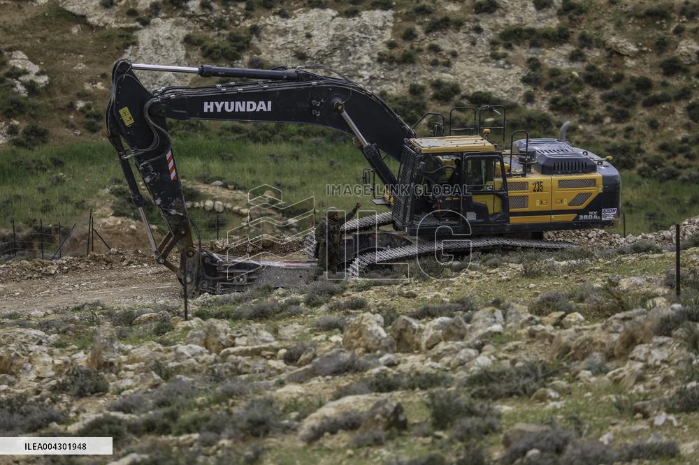Friday prayers near lands seized by Israeli authorities - West Bank