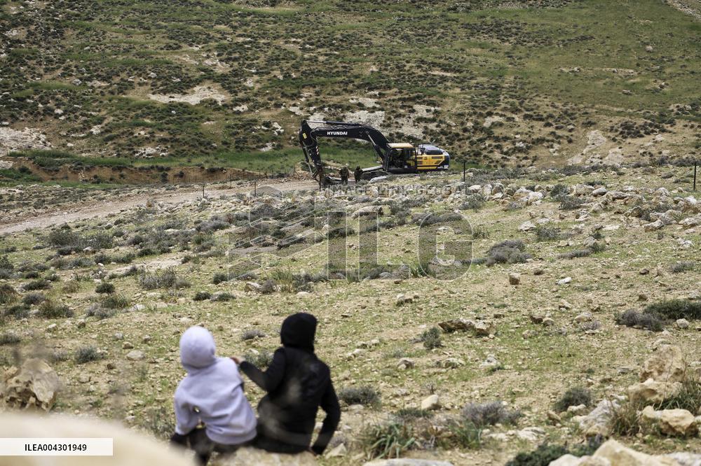 Friday prayers near lands seized by Israeli authorities - West Bank