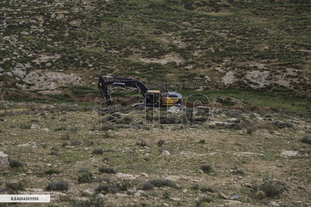 Friday prayers near lands seized by Israeli authorities - West Bank