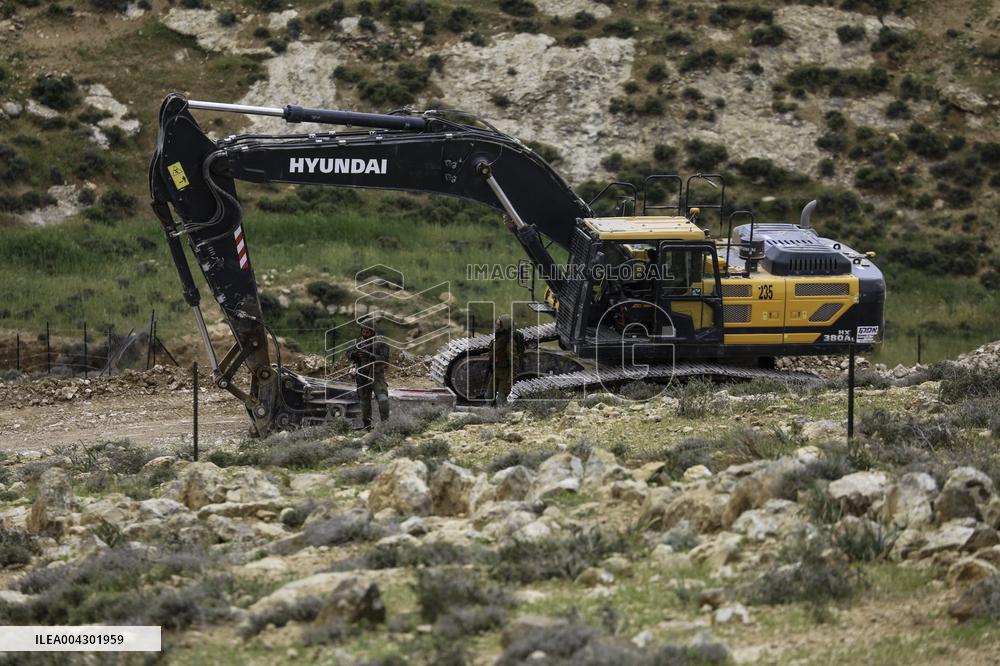Friday prayers near lands seized by Israeli authorities - West Bank