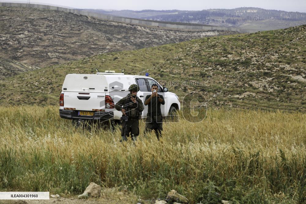 Friday prayers near lands seized by Israeli authorities - West Bank
