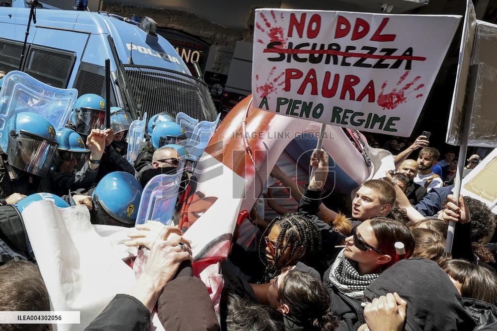 Police clash with security decree demonstrator - Naples