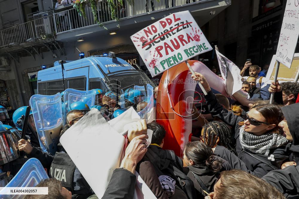 Police clash with security decree demonstrator - Naples