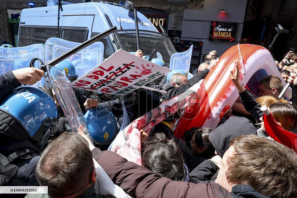 Police clash with security decree demonstrator - Naples