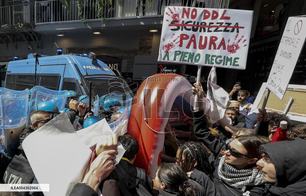 Police clash with security decree demonstrator - Naples