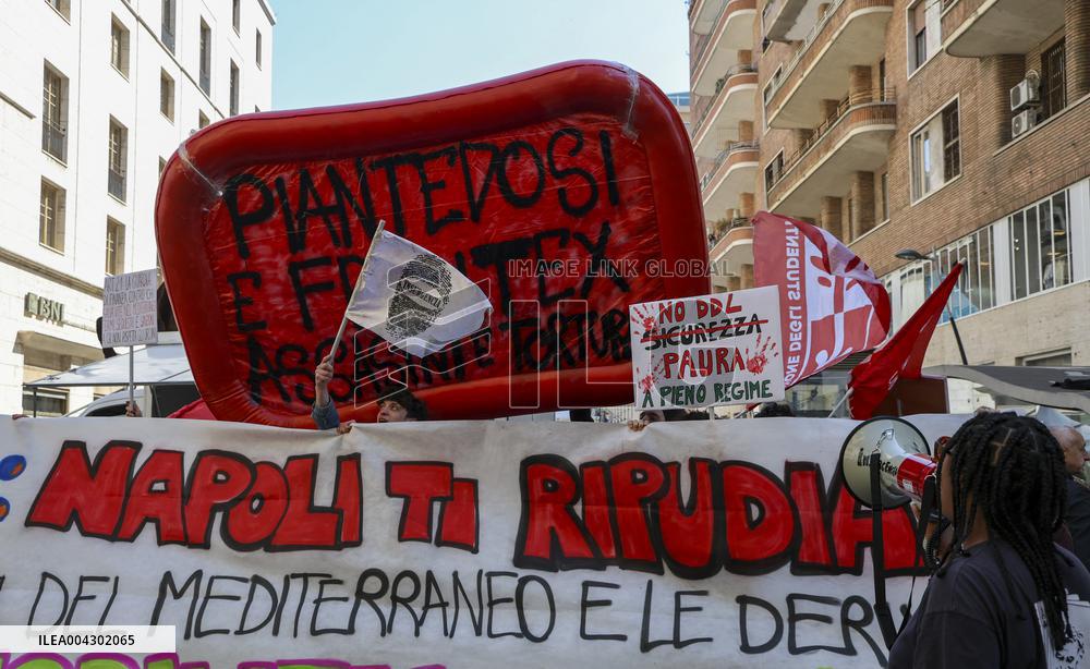 Police clash with security decree demonstrator - Naples