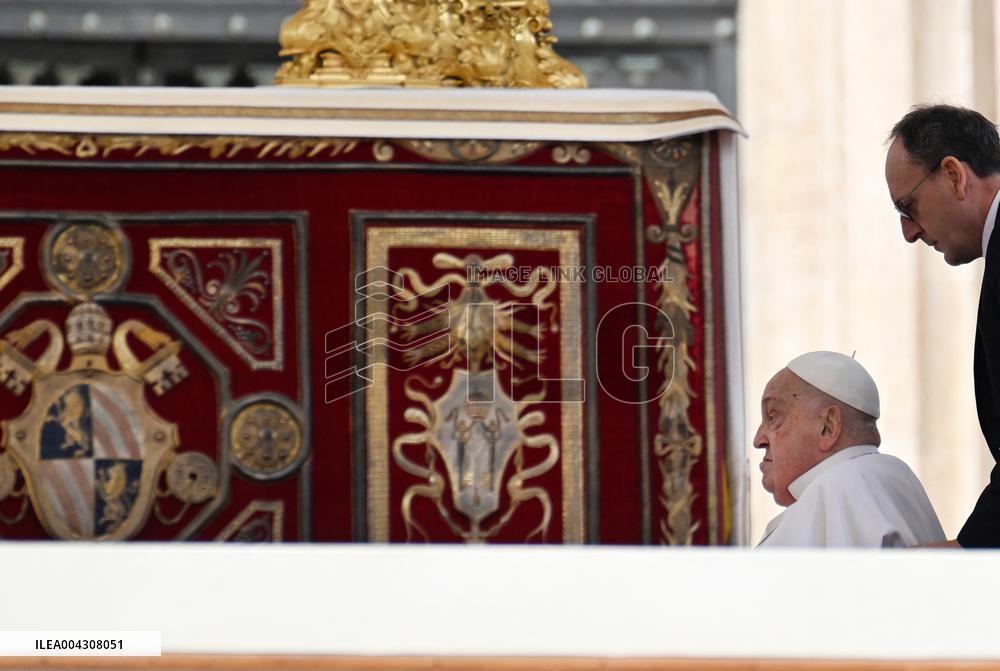 Pope Francis Surprise During Palm Sunday Mass - Vatican