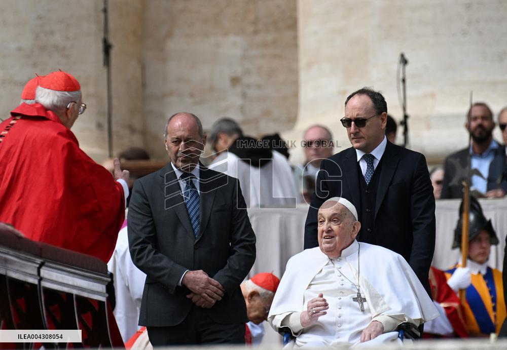 Pope Francis Surprise During Palm Sunday Mass - Vatican