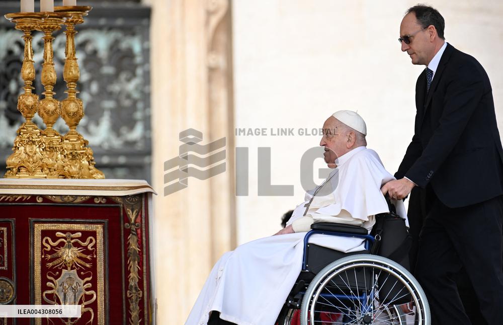 Pope Francis Surprise During Palm Sunday Mass - Vatican