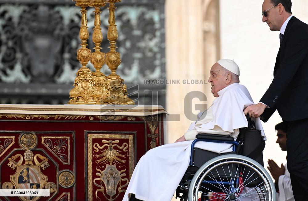 Pope Francis Surprise During Palm Sunday Mass - Vatican