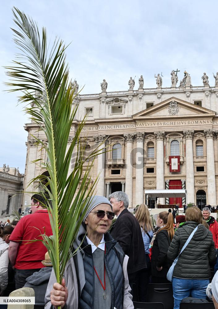 Pope Francis Surprise During Palm Sunday Mass - Vatican