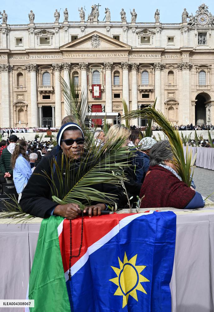 Pope Francis Surprise During Palm Sunday Mass - Vatican