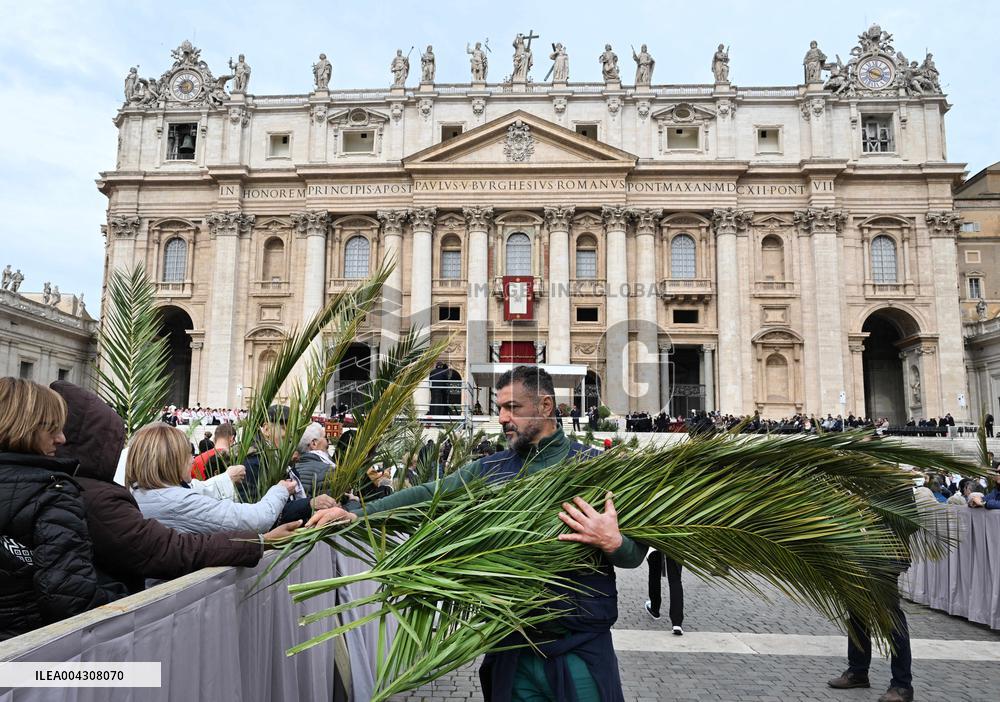 Pope Francis Surprise During Palm Sunday Mass - Vatican