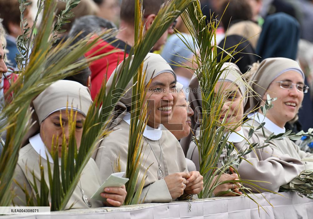 Pope Francis Surprise During Palm Sunday Mass - Vatican