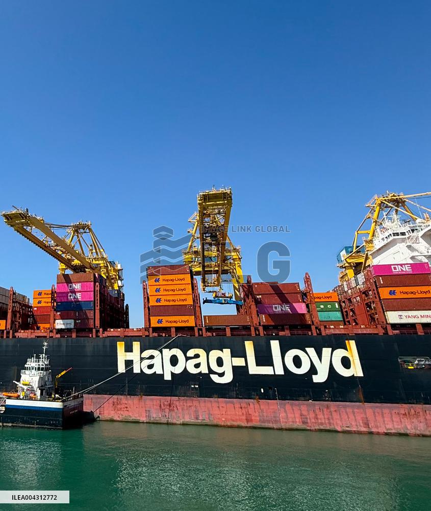Container ship Hapag - Lloyd - Barcelona