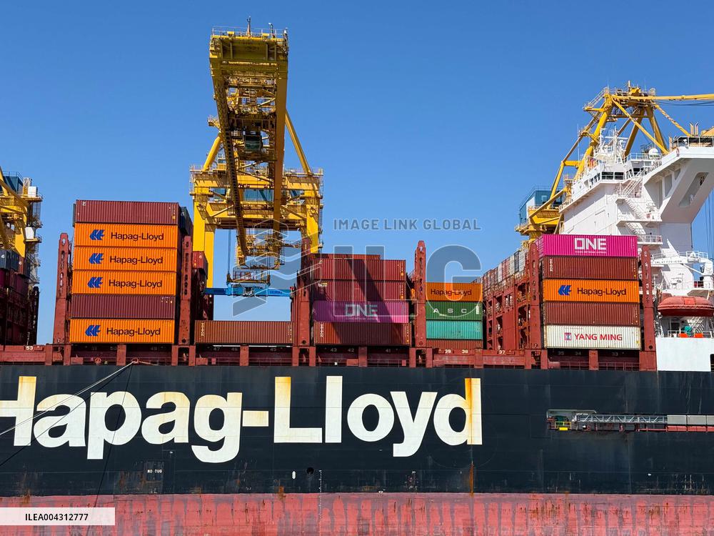 Container ship Hapag - Lloyd - Barcelona