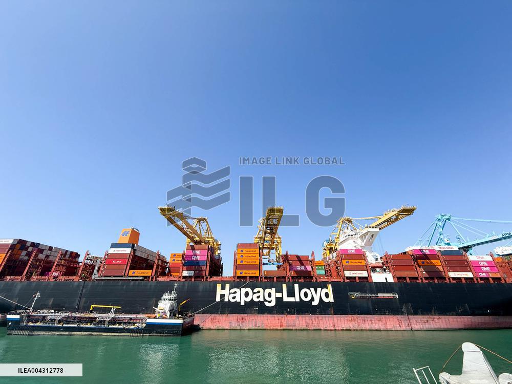 Container ship Hapag - Lloyd - Barcelona