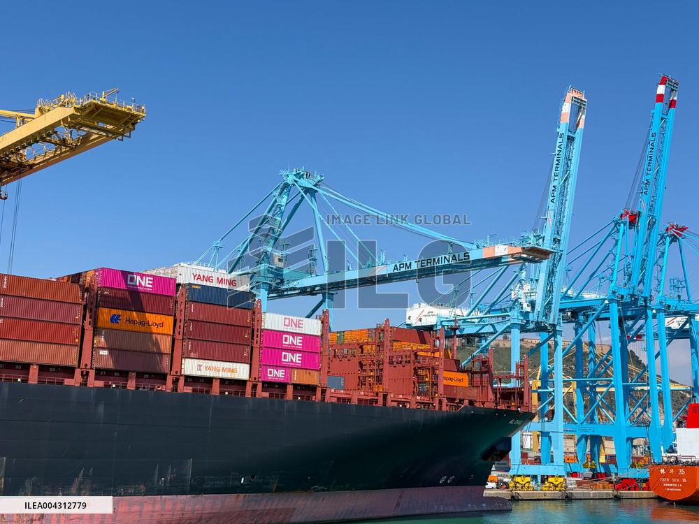Container ship Hapag - Lloyd - Barcelona