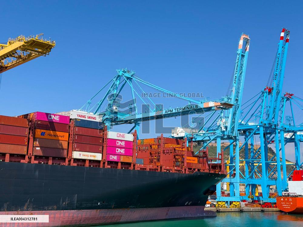 Container ship Hapag - Lloyd - Barcelona