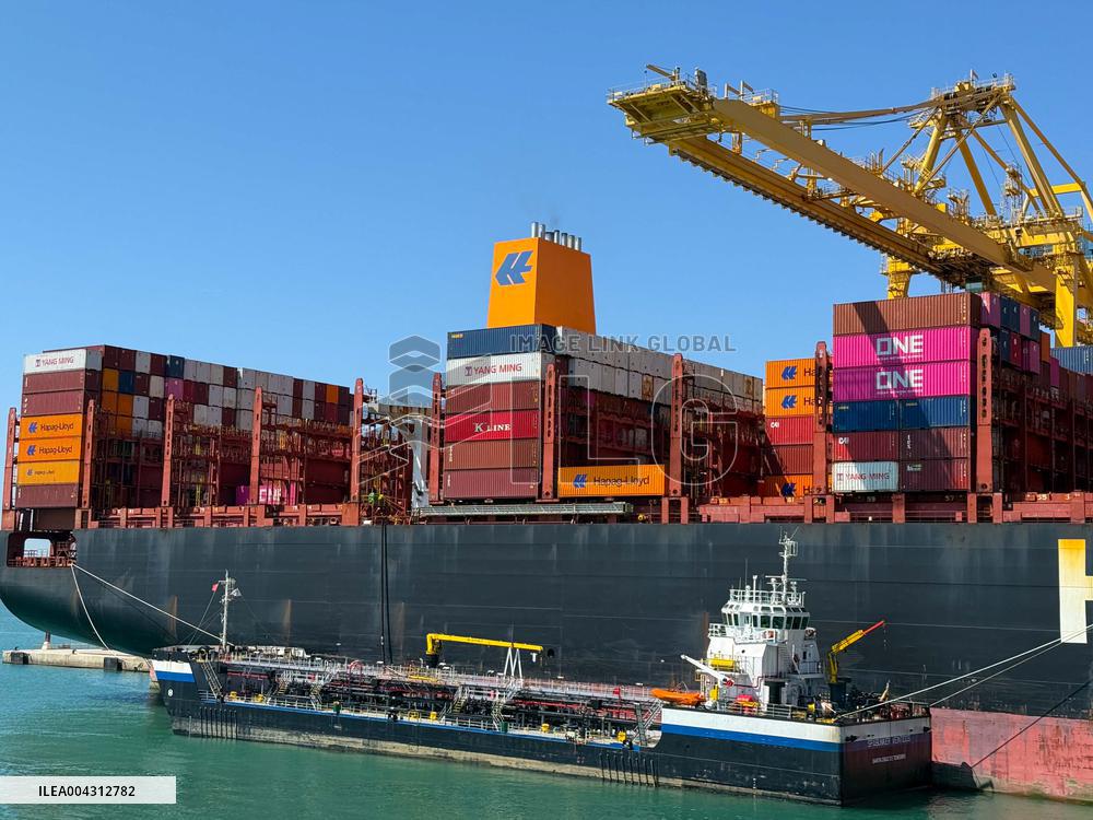 Container ship Hapag - Lloyd - Barcelona