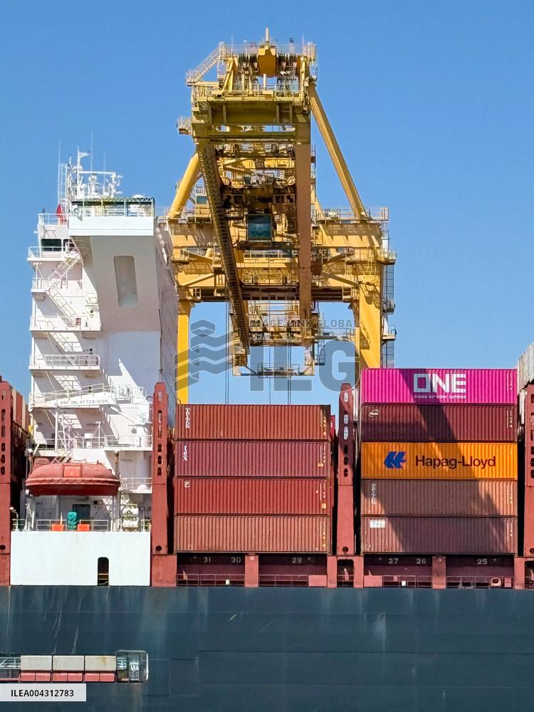 Container ship Hapag - Lloyd - Barcelona