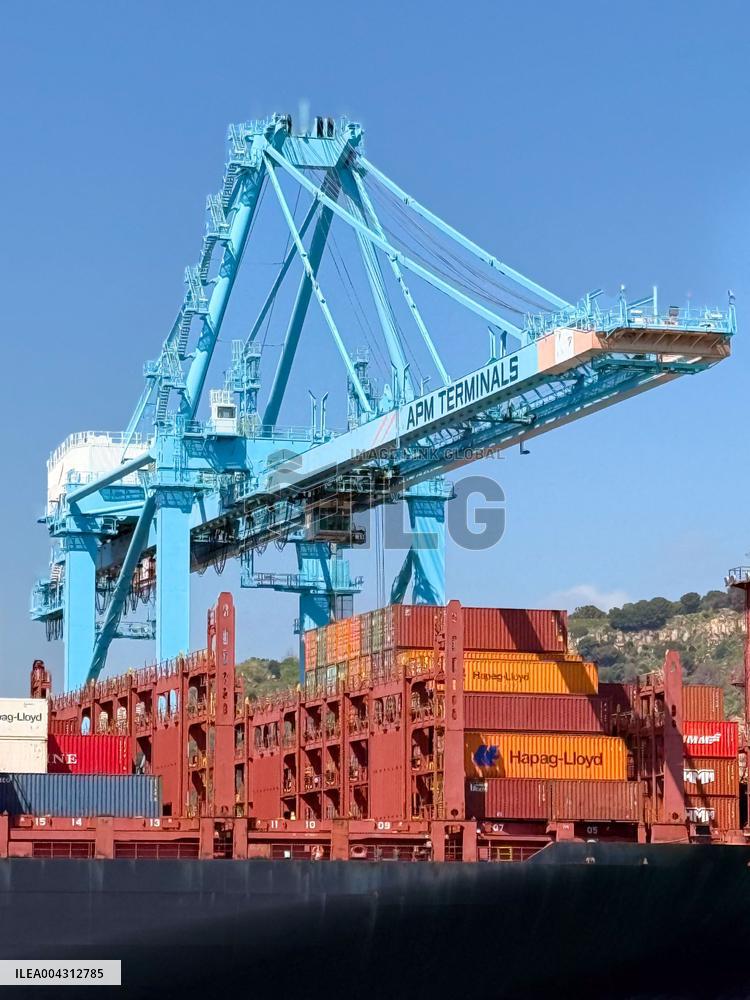 Container ship Hapag - Lloyd - Barcelona