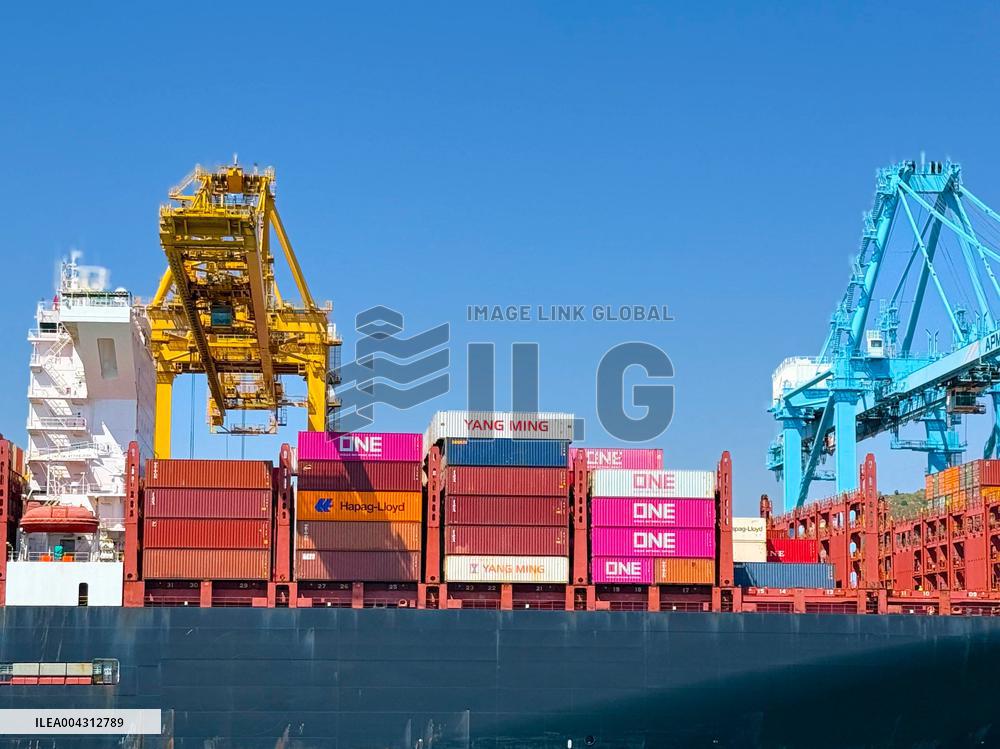 Container ship Hapag - Lloyd - Barcelona