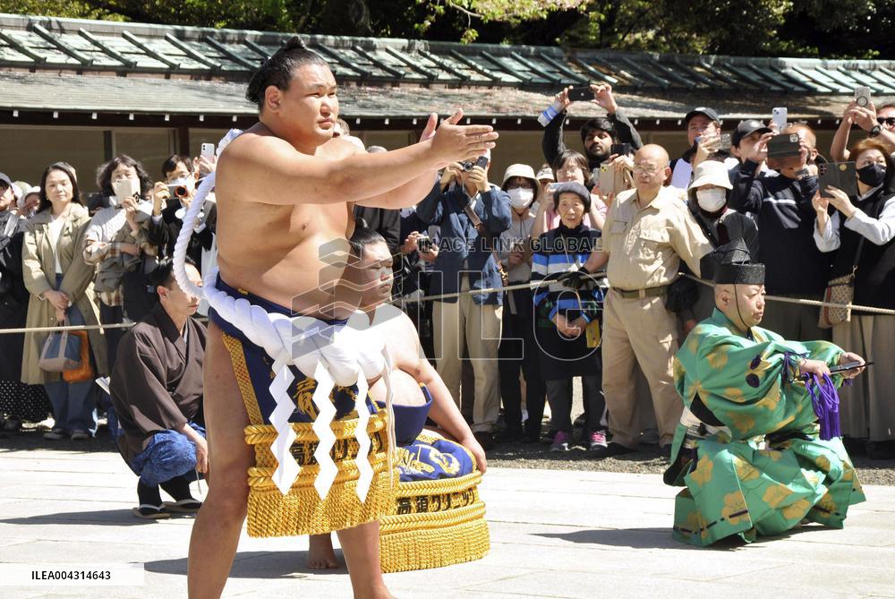 Sumo: Hoshoryu performs ring-entering ritual