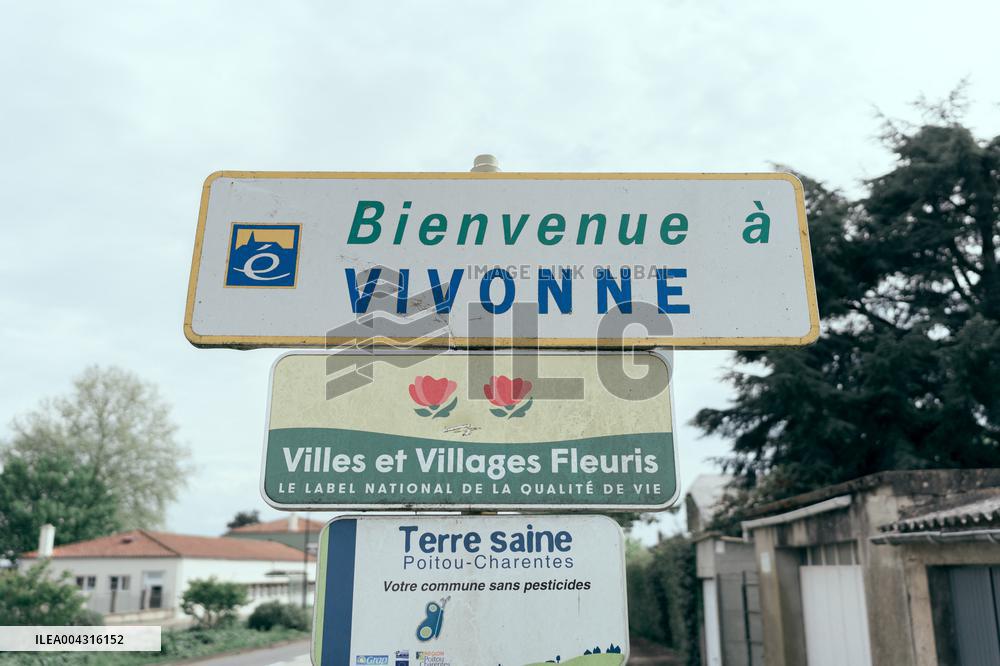 Illustration of sign at the entrance of Vivonne AJ