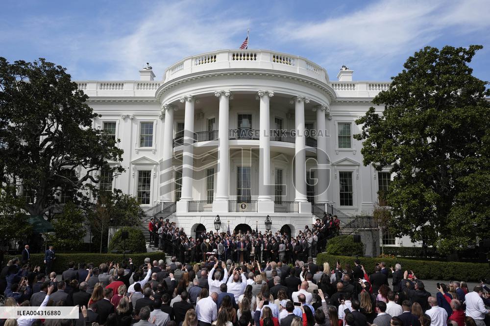 Donald Trump welcomes College Football Champions - Washington