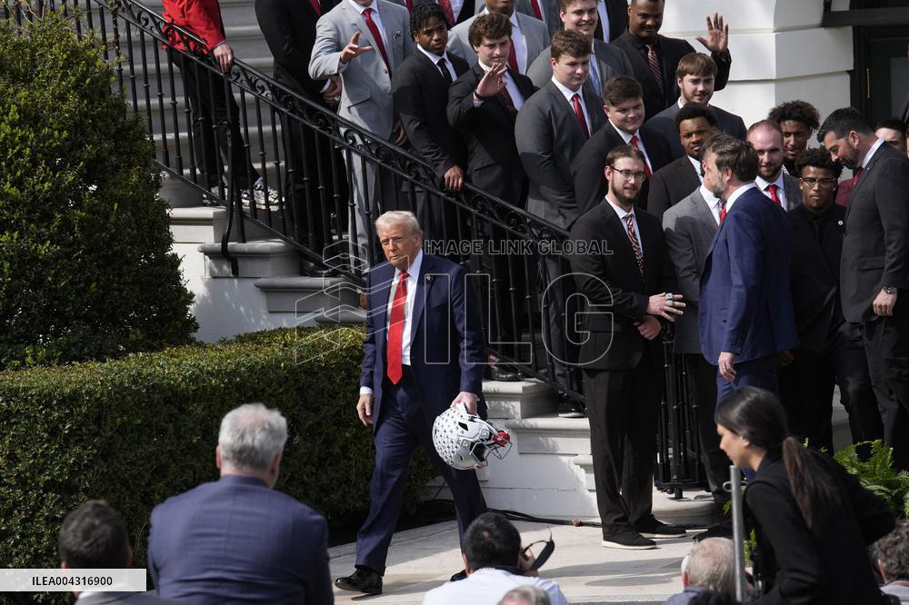 Donald Trump welcomes College Football Champions - Washington