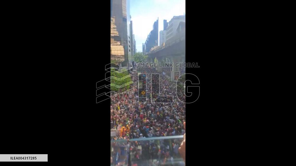 Thailand: Bangkok Streets Crowded with Songkran Festivalgoers 3